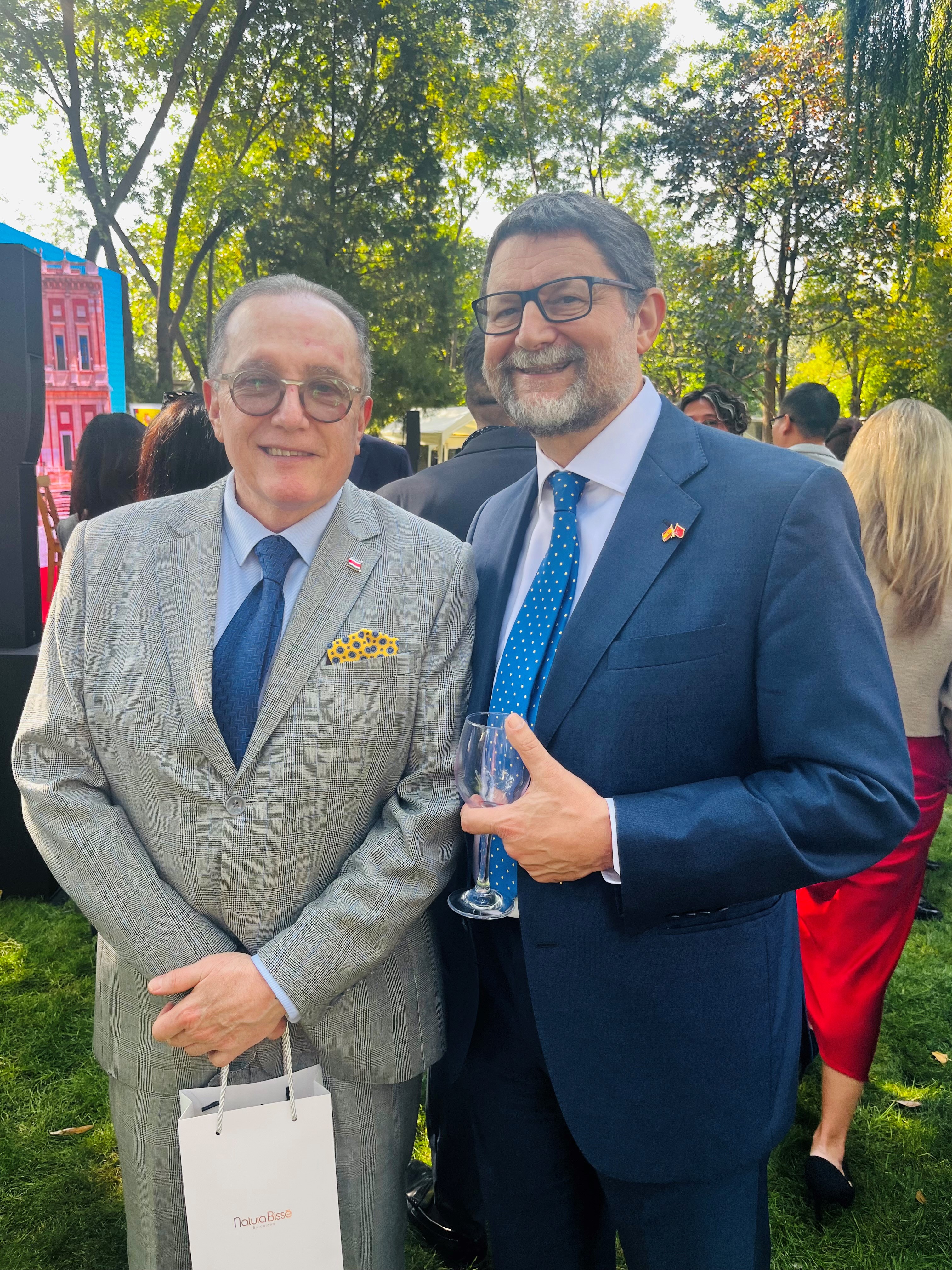 Cónsul con diplomático