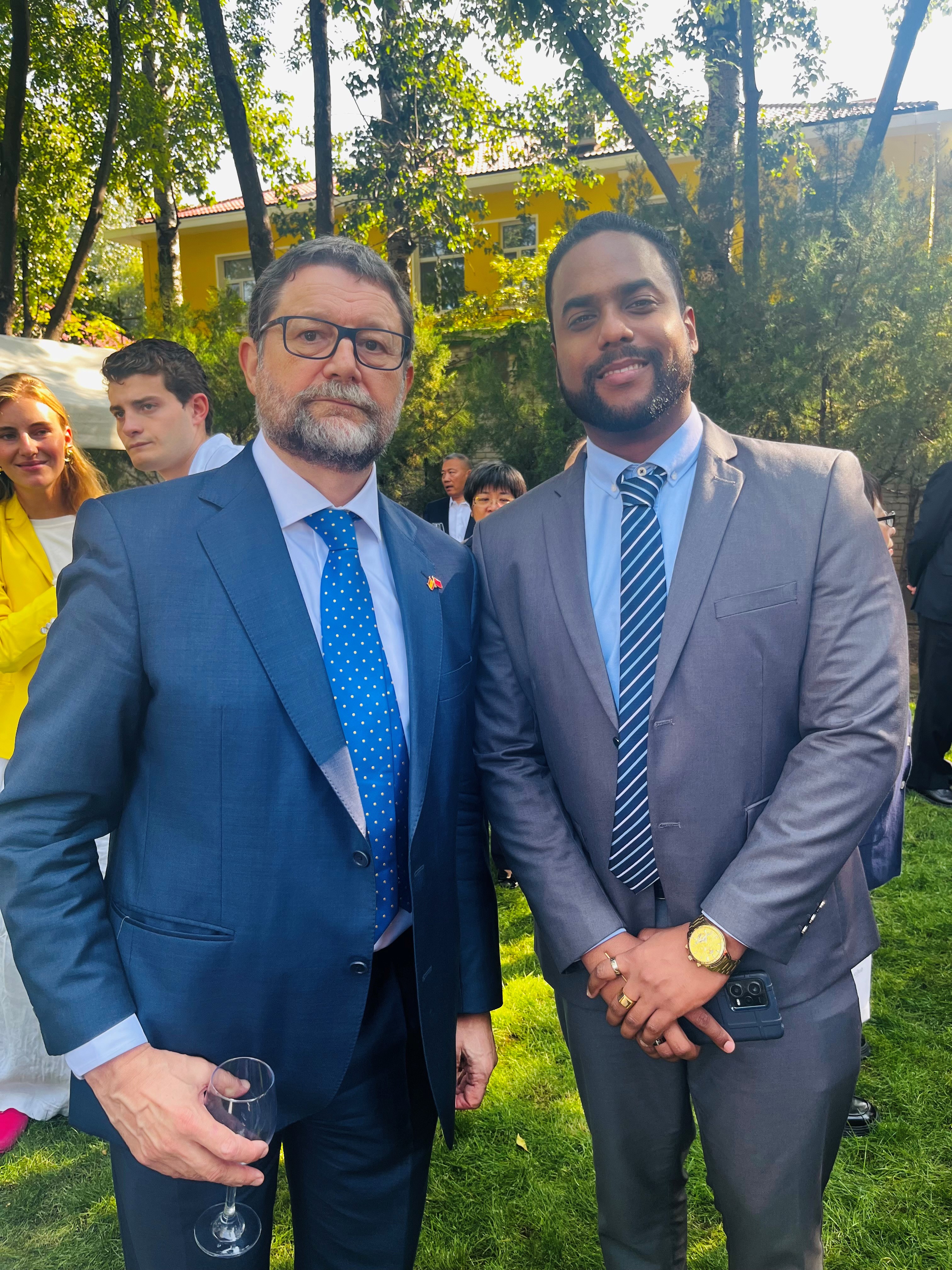 Cónsul con el Cónsul cubano