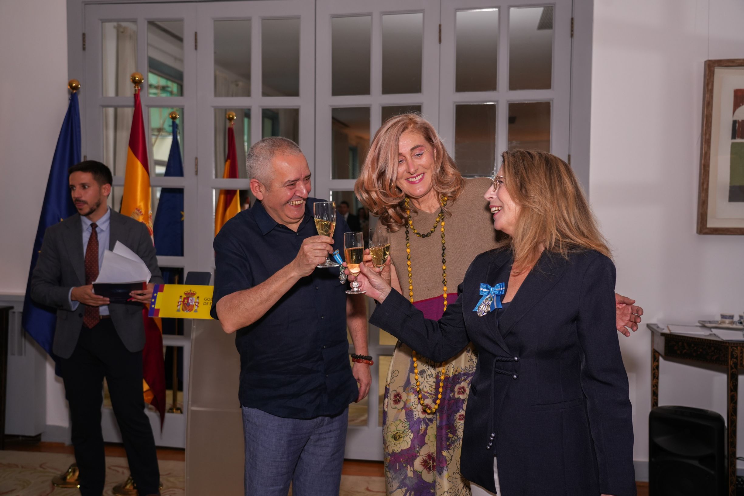 Foto condecoración Brindis con Embajadora bis