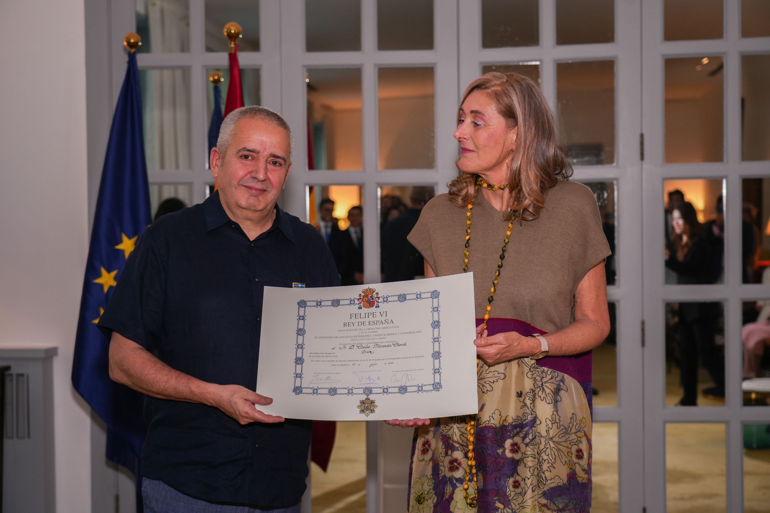 Foto condecoración Carlos con Embajadora bis
