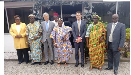 Visita de cortesía del Embajador de España al Presidente de la Cámara de Nacional de reyes y Jefes Tradicionales de Costa de Marfil