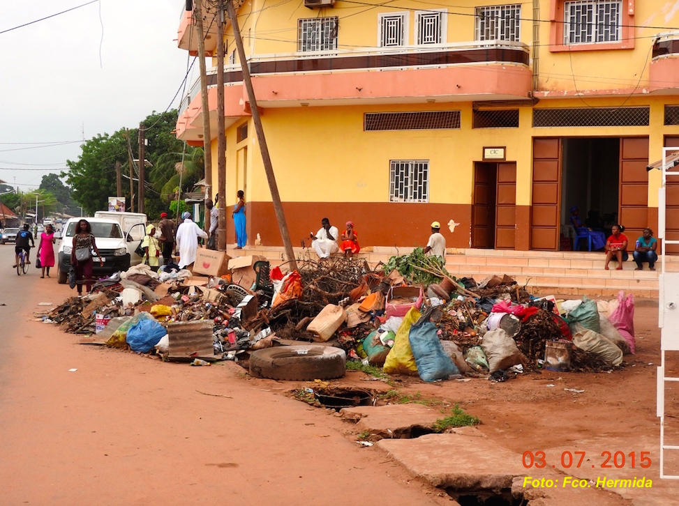 Calle en centro de Bissau.jpg