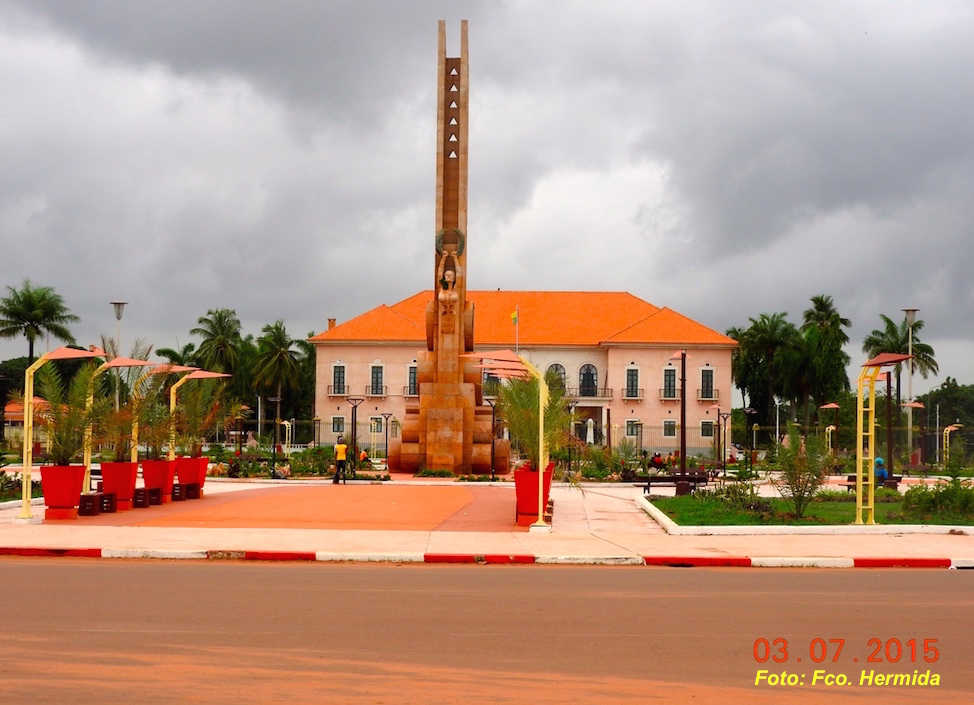 Centro de Bissau recentemente remodelado.jpg