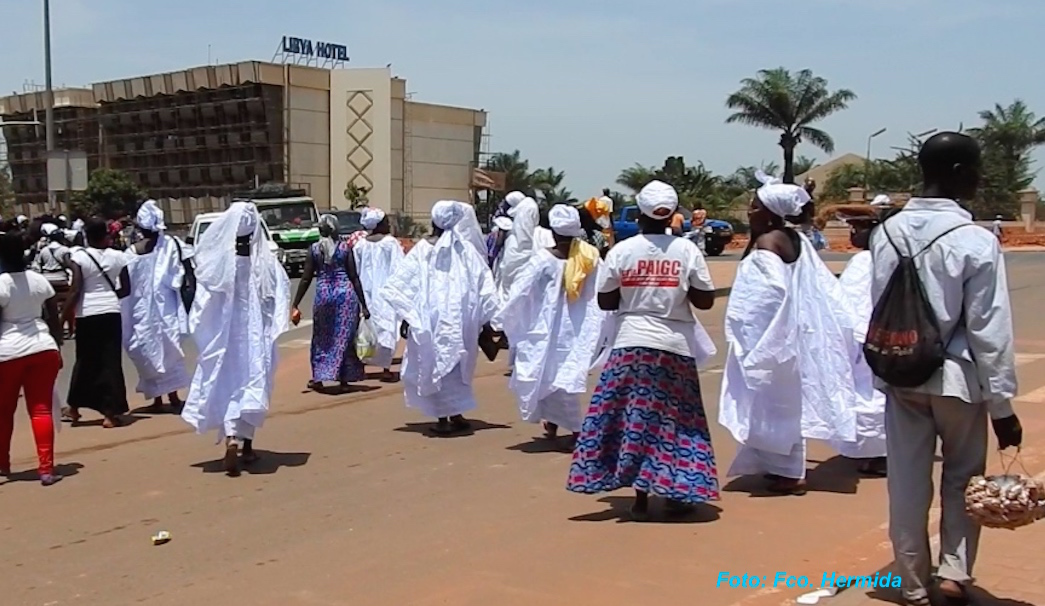 Grupo de mujeres de etnia balanta.jpg
