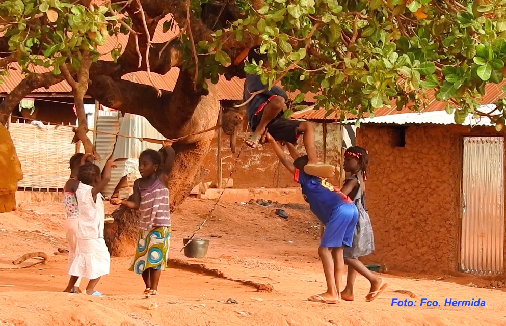 Niños jugando en Barrio Antula (Bissau).jpg