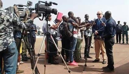DONACIÓN DE EJEMPLARES DE "LACPLESIS CONTADO A LOS NIÑOS" AL MINISTRO DE EDUCACIÓN Y CIENCIA DE LETONIA