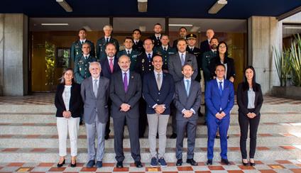 Izada de bandera en el Centro Cultural y Educativo Español Reyes Católicos marca el inicio del curso escolar 2021 - 2022