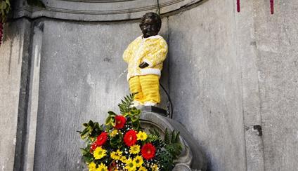 CON MOTIVO DE LA FIESTA NACIONAL DE ESPAÑA, EL MANNEKEN-PIS SE VUELVE A VESTIR CON UN TRAJE DONADO POR EL HOSPITAL 12 DE OCTUBRE, EN HOMENAJE AL PERSONAL SANITARIO EN SU LUCHA CONTRA LA PANDEMIA