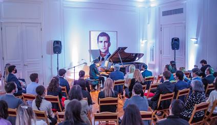 La Embajada de España celebra con un concierto dos décadas de actividad de la Fundación Carolina en Argentina