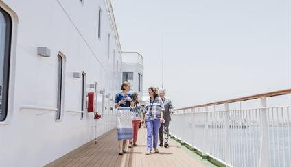 La Embajadora Olga Cabarga visita el buque-hospital Global Mercy