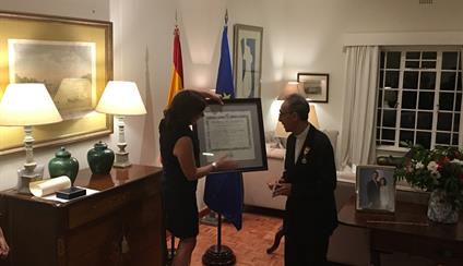 Concesión Cruz de Oficial de la Orden de Isabel la Católica al Obispo Alberto Serrano