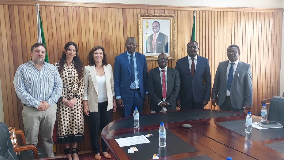 Foto de grupo con Ministerio de Educación Terciaria.jpg