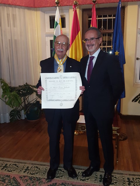 Condecoracion Academia de la Lengua (19).jpg