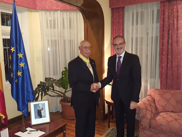 Condecoracion Academia de la Lengua (5).jpg