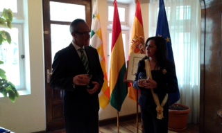 embajador de España y Carmen Almendras.JPG