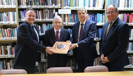 La Embajada de España dona una colección de libros a la biblioteca MEDAC