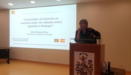 La Embajadora de España en el Instituto Universitario Militar