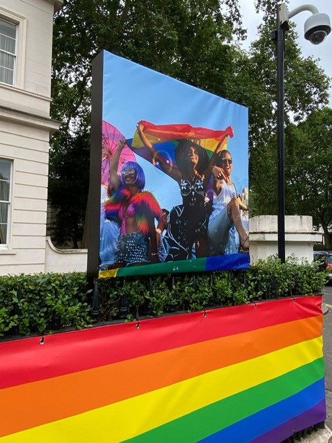 pride embajada 2