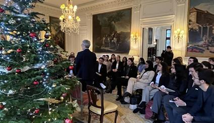 La sociedad diplomática del King’s College visita la embajada