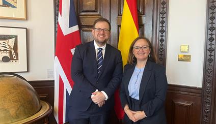 La embajadora se reúne con Stephen Doughty