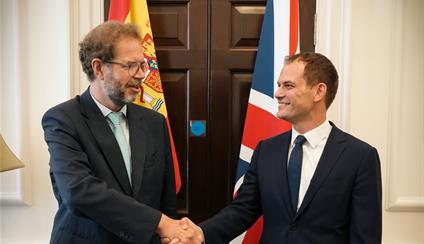 El secretario de Estado de Industria visita el Reino Unido