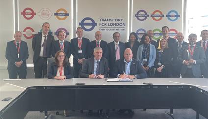 Firma del contrato entre Indra y TFL