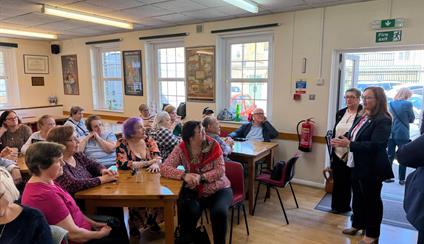 La embajadora visitó el Centro Social de mayores, Miguel de Cervantes