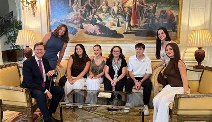 Estudiantes becados por la Fundación Cañada Blanch visitan la Embajada