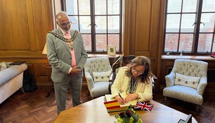 Visita de la embajadora a Manchester