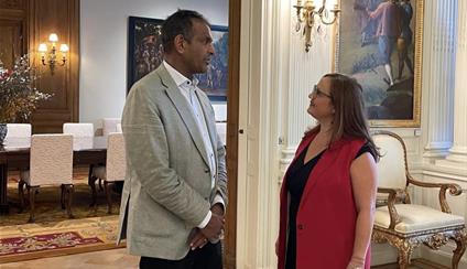 La embajadora recibe al profesor Anand Menon, director de UK in a Changing Europe