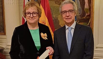 Sarah Jane Evans, awarded the Royal Order of Isabel la Católica