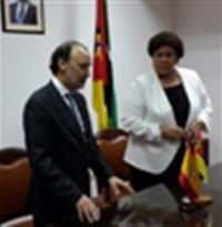 Jesús Manuel Gracia Aldaz con la Viceministra de Negocios Extranjeros y de Cooperación de Mozambique