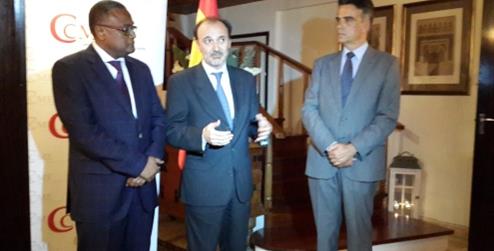 Jesús Manuel Gracia Aldaz con el Vice Ministro de Industria y Comercio de Mozambique y Santiago Miralles Huete