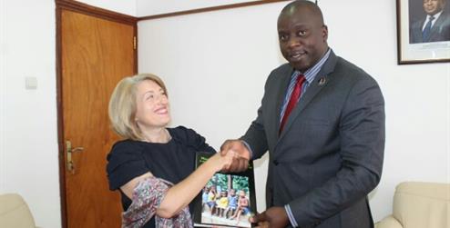 La Embajadora de España en Mozambique entrega un libro al Gobernador Provincial de Cabo Delgado, Júlio Parruque