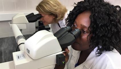 La Embajadora Buján durante su visita al Centro de Investigación en Salud de Manhiça (CSIM)