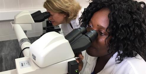 La Embajadora de España durante su visita al Centro de Investigación en Salud de Manhiça (CISM)