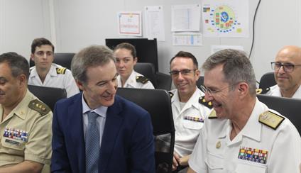 El Embajador realizó una visita a la fragata Numancia, en el puerto de Salalah.