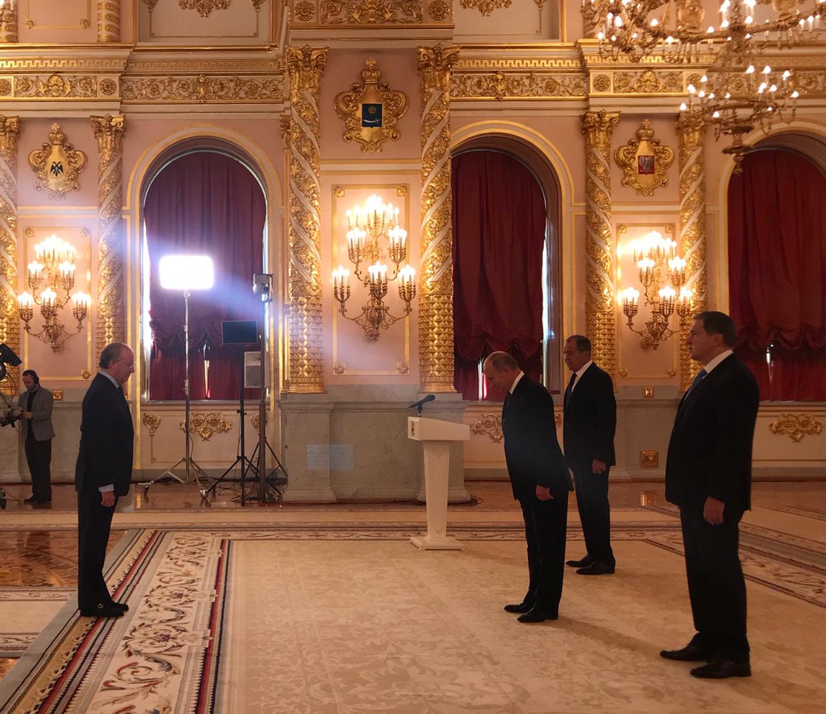 20181011 - 2 Embajador Valderrama Entrega cartas credenciales.jpg