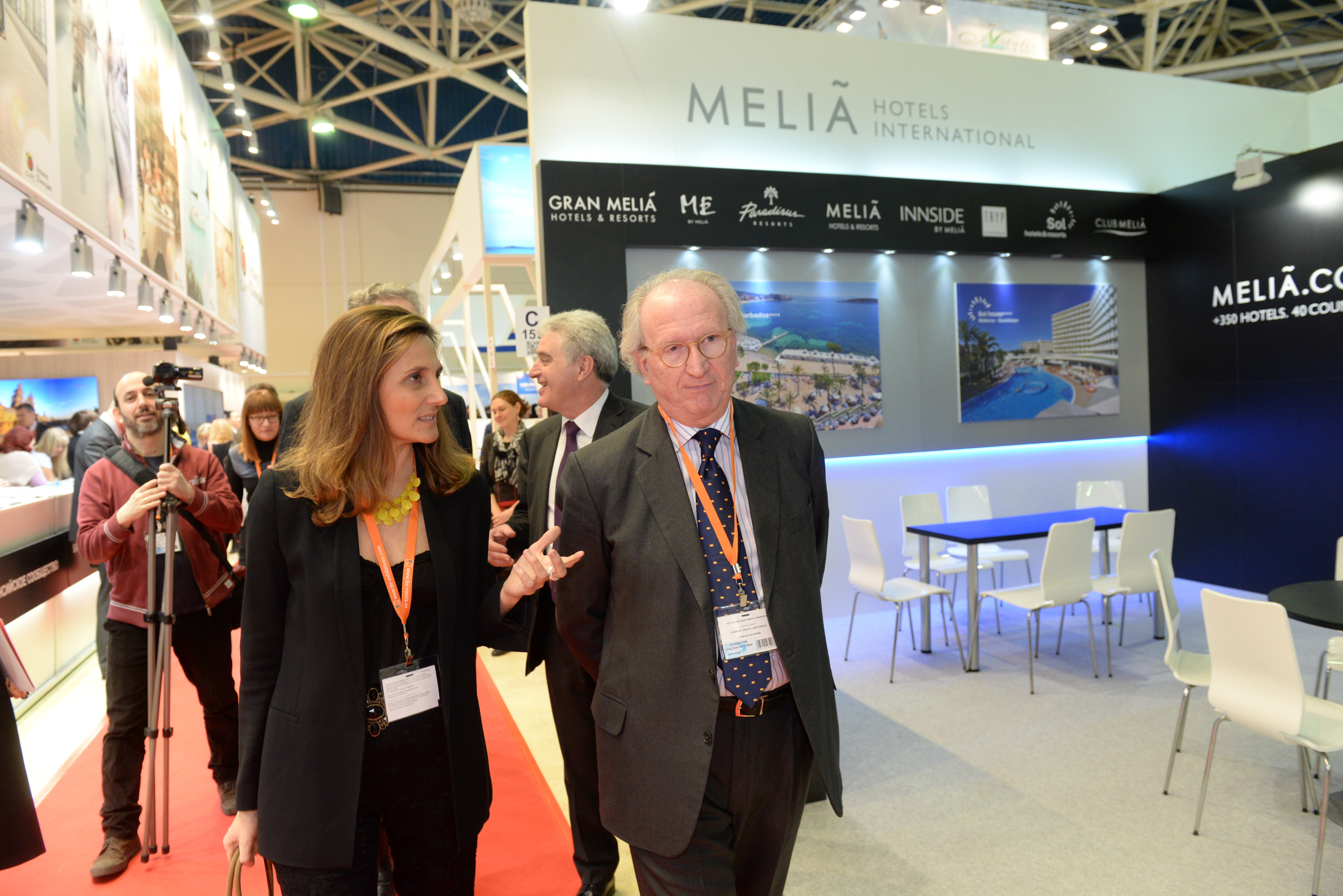 20150318 - El embajador con la directora de Turespaña.JPG