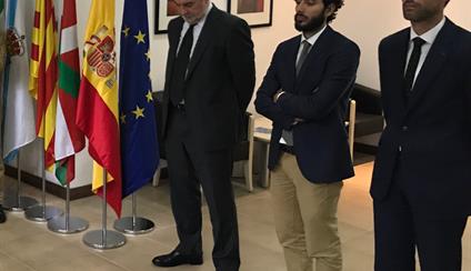 La Embajada guarda un minuto de silencio en memoria de las víctimas de los atentados de Barcelona y Cambrils