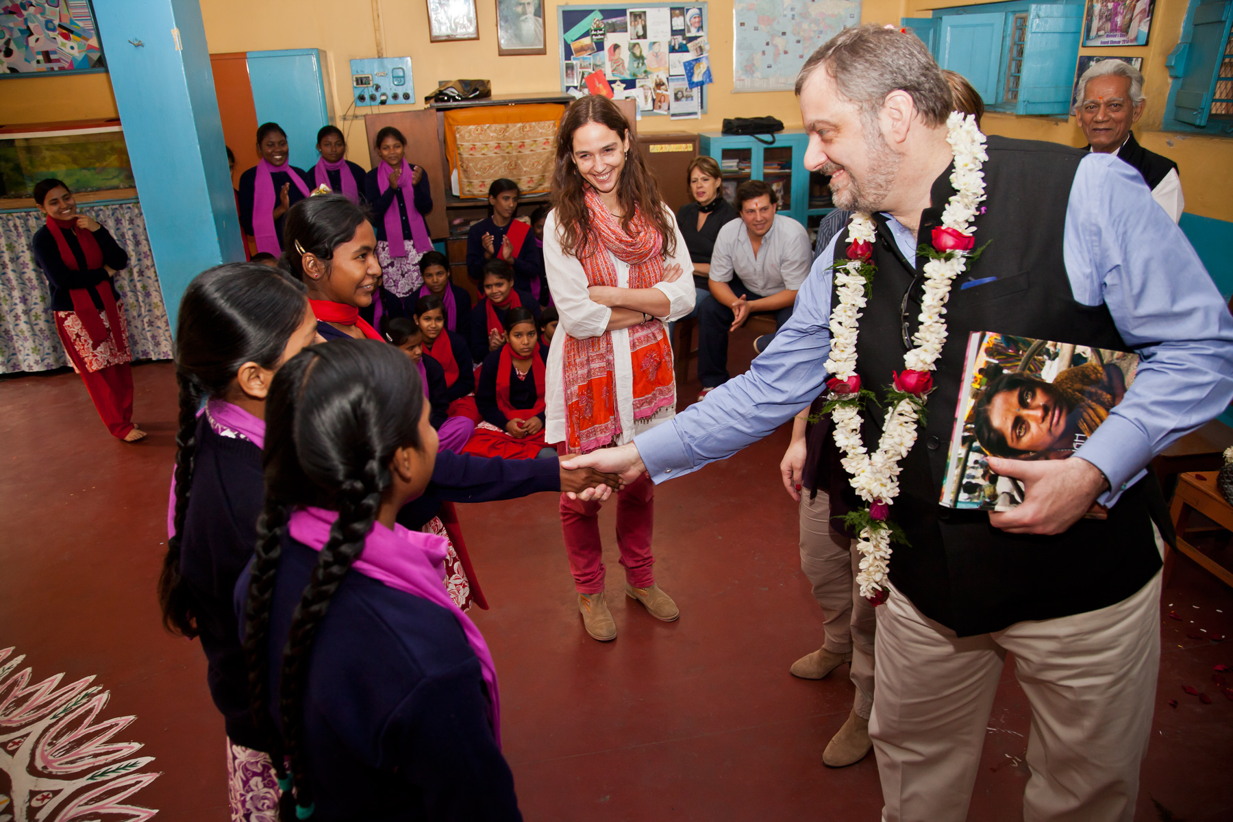 Foto 3 Entrega libro en Anand Bhavan.jpg