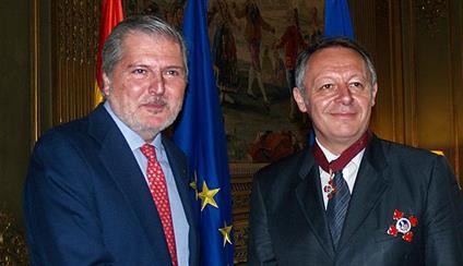 El Ministro de Educación, Cultura y Deportes condecora al Secretario de Estado de Deportes francés 