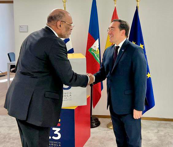 Ministro Albares con Primer Ministro Henry.jpg