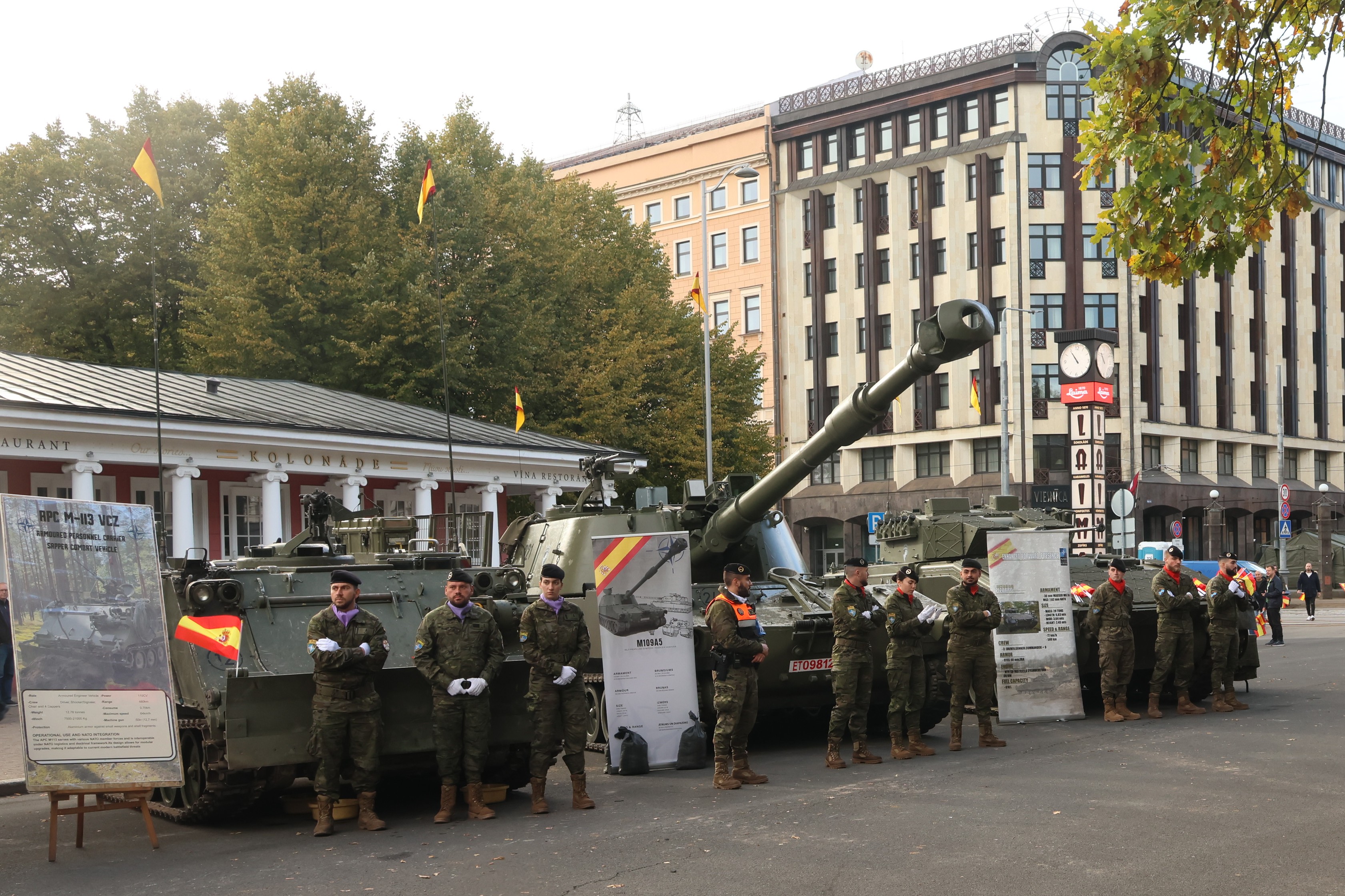 foto_militares con vehiculos vista.JPG