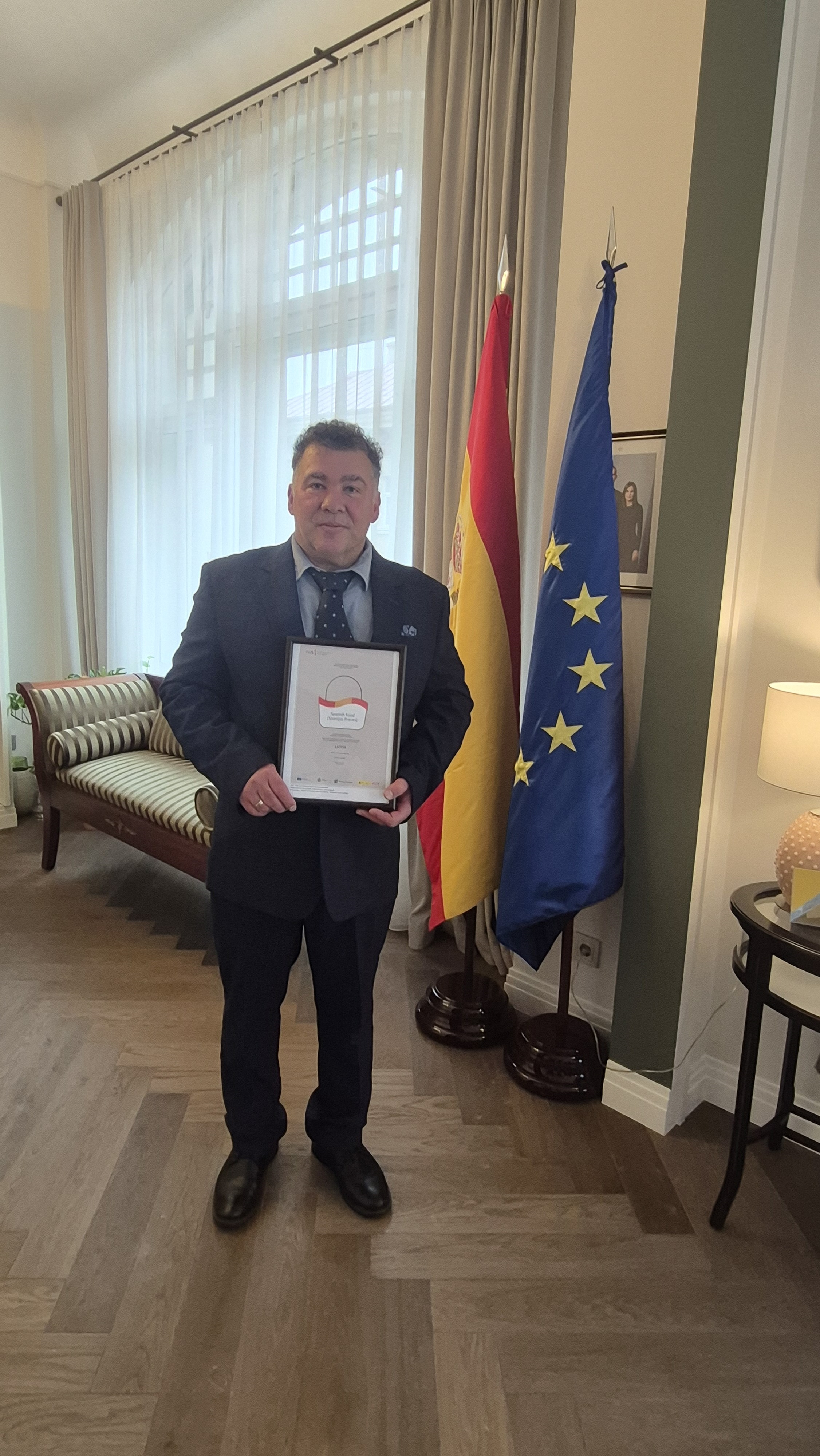 Osmany Caceres Bello con el Certificado Colmados.png