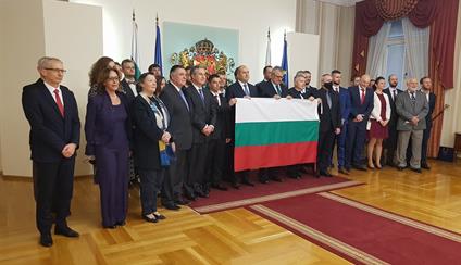 Entrega de la bandera a los expedicionarios búlgaros de la Antártida