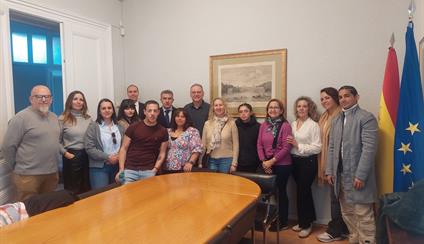 Visita de profesores y alumnos del Centro de Enseñanza para Adultos