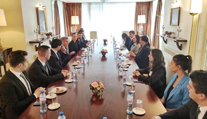 Reunión con jóvenes diplomáticos búlgaros