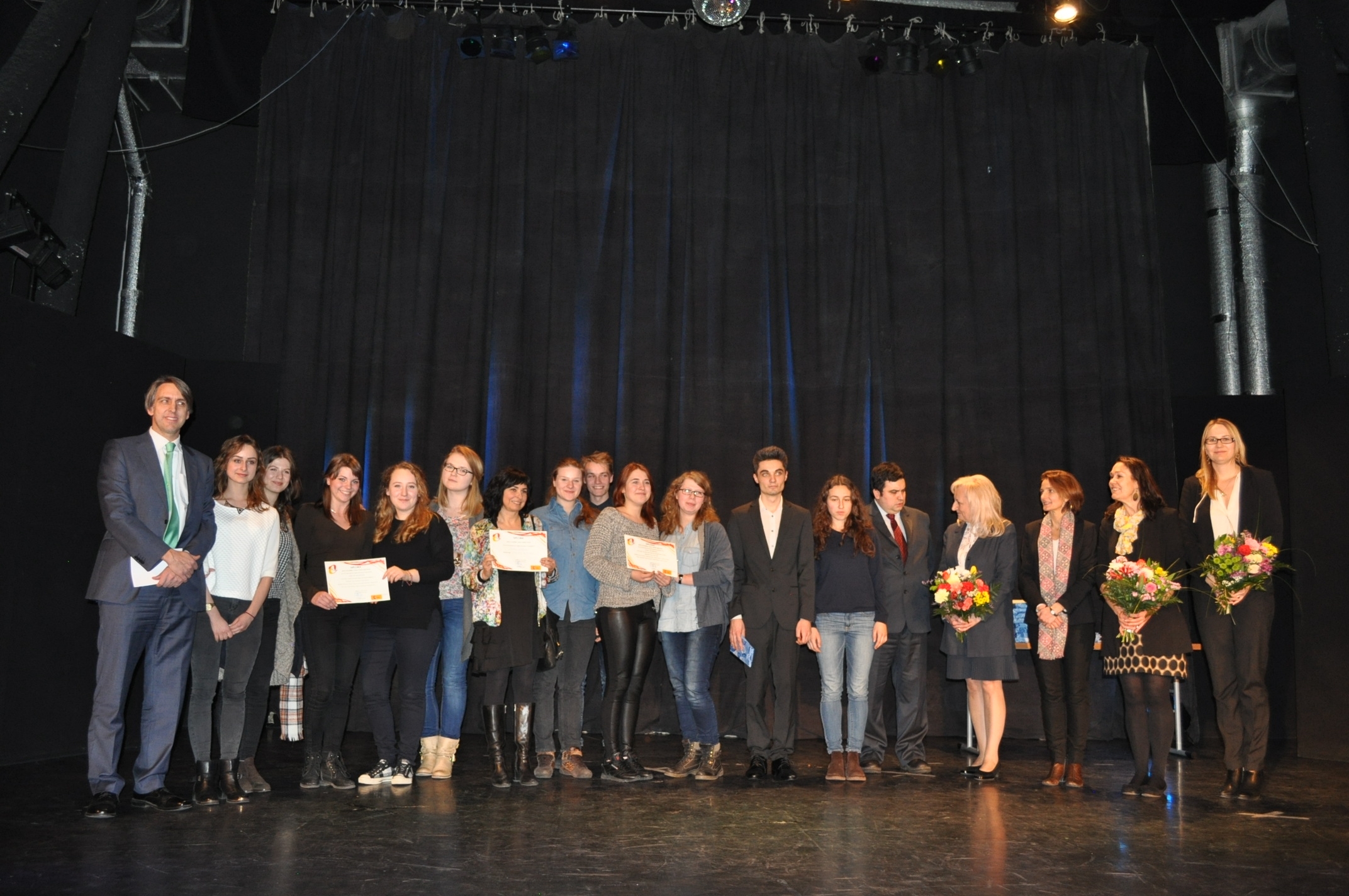 Autoridades con los ganadores del concurso.JPG