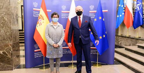 Ministra con MAE polaco